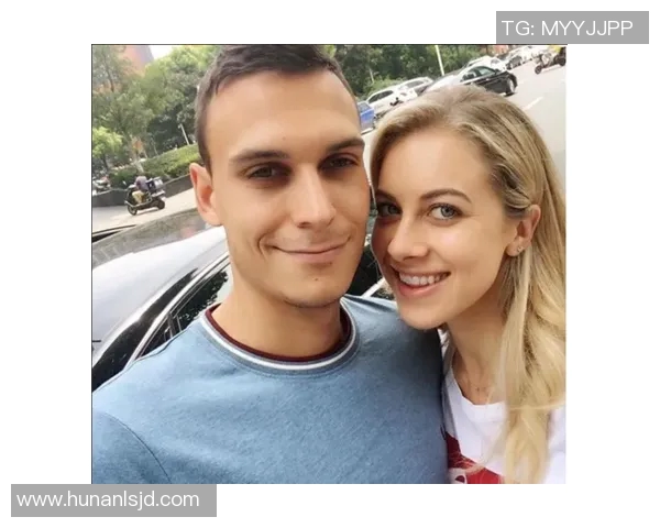 足球球星女友情深泪目 揭秘背后的爱情故事与心酸经历